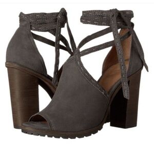 NWOT FRYE- Suzie Pickstitch Lug Sole Grigio Suede Heel Sandal- size 9.5